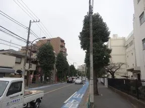 太子堂中学校を右手に見ながら直進します。