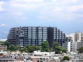 ヒルトップにそびえる重厚な外観