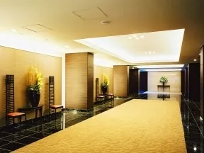 サウスエントランスと建物をつなぐ、美術館のようなオーナメントウェイ（ブライトフォート2階）