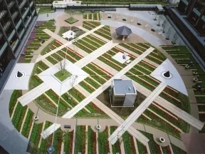 公園のような広さを誇る贅沢な中庭