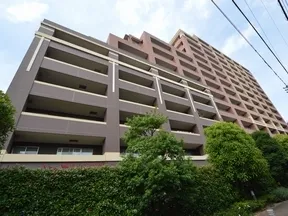 大井三ツ又交差点から4つ目の角を右に<br>曲がると左手にジェントリーハウス品川<br>大井が見えます。