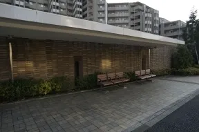 北側 東急バス停留所（駒大高校裏）