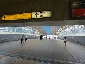 JR田町駅改札を出て、芝浦口（東口）<br>に進みます