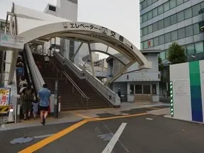 階段を下ります。（上りはエスカレータ<br>ー）　　　　　　　　