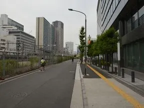 しばらく線路沿いを直進します