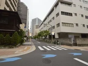 ２つ目の角を左に曲がると正面にグロー<br>バルフロントタワーが見えてまいります