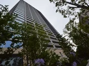 公開空地より見上げる