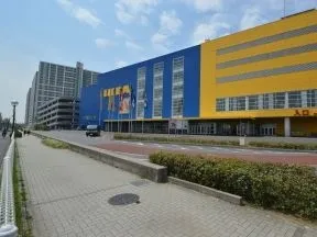 IKEA前の歩道を南にまっすぐ進みま<br>す
