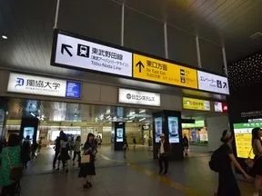 駅東口を出ます
