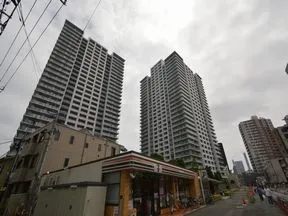 セブンイレブン越しにタワーが見えてき<br>ます