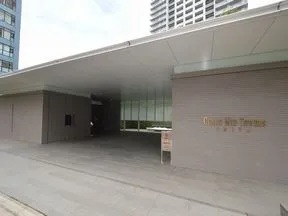 左手にエントランスです