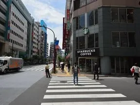 スターバックスのある交差点を直進します。