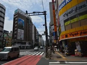 マツモトキヨシのある交差点を直進します。
