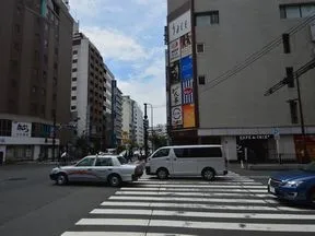 南池袋一丁目の交差点を直進します。