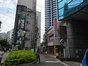池袋YSビルのある場所で、側道を右に曲がります。