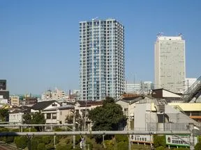 青空に融け込む外観