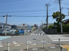 東口正面の道を直進します