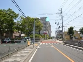 左手前方にマンションが見えてきます