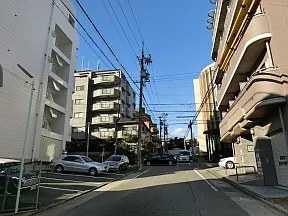 道なりに直進します