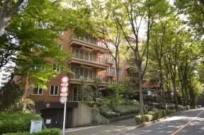 メイン通りから望むイーストヒルＡ棟