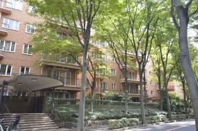 メイン通りから望むイーストヒルＢ棟