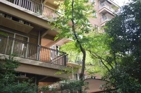 アルミ縦格子が印象的なイーストヒル