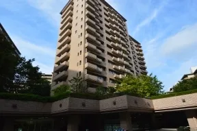 サンクガーデンから望むセンターヒルＨ棟