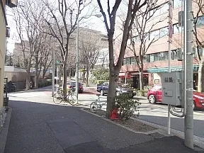 駅出口前の横断歩道を渡り、坂道を道な<br>りに進みます