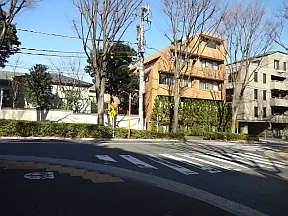 道なりに登り、交差点に突き当たったら<br>左折します