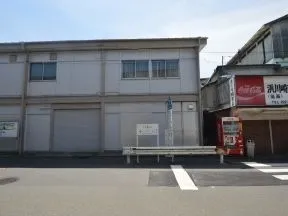 浜川崎の駅の出口を右側（鶴見線の出口<br>の場合は左側）に進みます。
