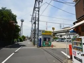 日新レンタカーの営業所の角を右に曲が<br>ります。