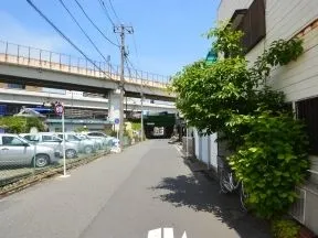 この道を直進します。