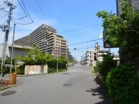 踏切を渡ります。