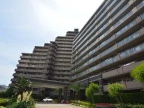 東側遊歩道からの外観