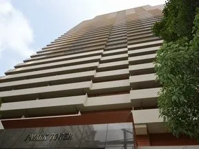 南東側エントランス前より