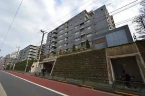 北西からみた外観