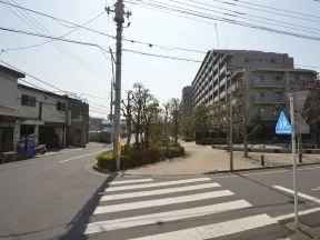 右手にマンションが見えてきます