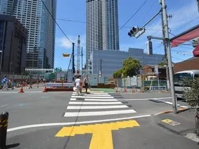 清澄通りを西に直進します