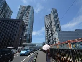新島橋を渡ります