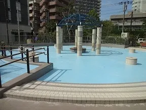月島第二児童公園内徒渉池（ジャブジャブ池）