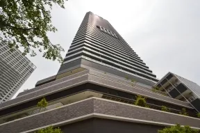 真下より見上げる