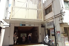 1.神楽坂駅1番出口を出ます