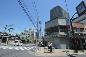 3.神楽坂上交差点を渡り、左折します
