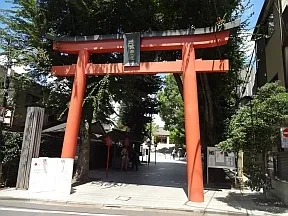 赤城神社の鳥居に突き当たって右折