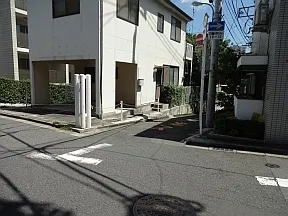 70ｍほど進んで十字路を左折
