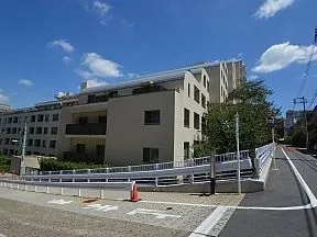 70ｍほど進むと「神楽坂トワイシアヒ<br>ルサイドレジデンス」に到着です