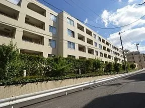 南西側坂から見上げた外観
