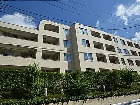 南西側坂から見た外観
