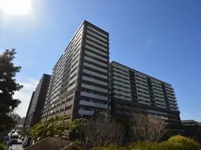 東から見た外観
