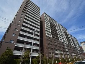 南東から見た外観